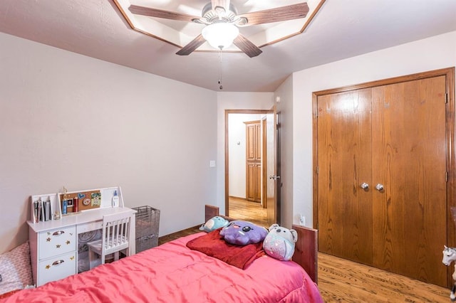 2525 Steeplechase Rd, Edmond, OK 73034 - bedroom featuring wood finished floors, a ceiling fan, and a closet