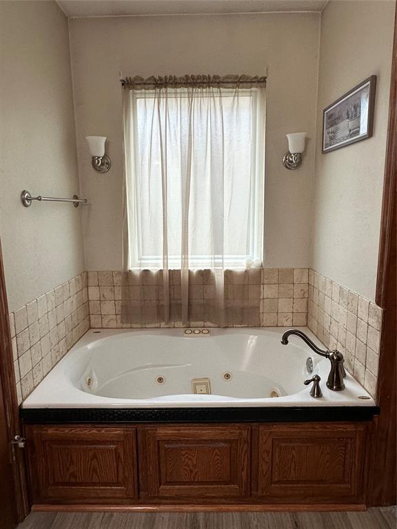 712 N Cherokee Way, Mustang, OK 73064 - full bath with a tub with jets
