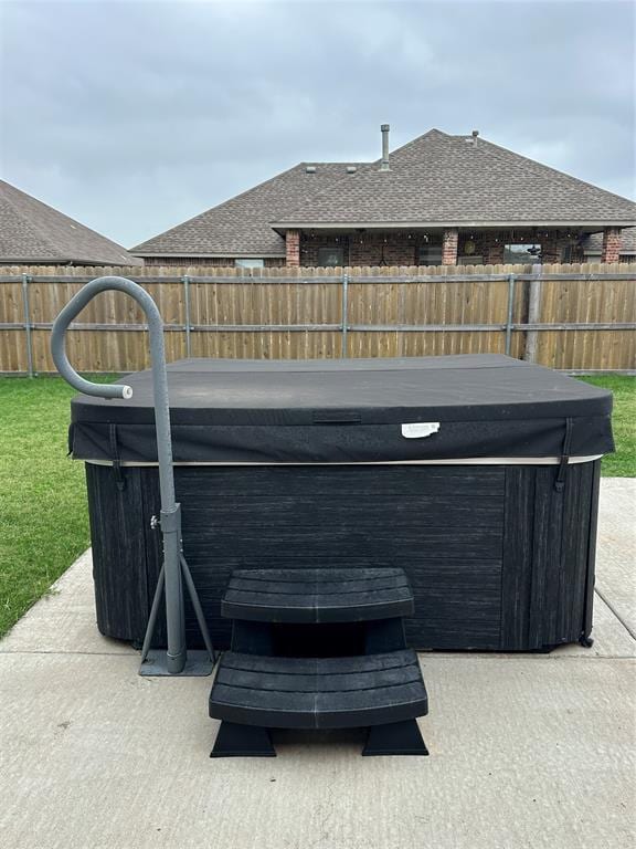 712 N Cherokee Way, Mustang, OK 73064 - exterior view of a jacuzzi and a fenced backyard