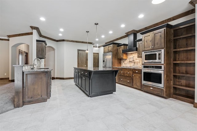 413 Branch Line Rd, Yukon, OK 73099 - kitchen featuring stainless steel appliances, crown molding, arched walkways, tasteful backsplash, and dark stone countertops