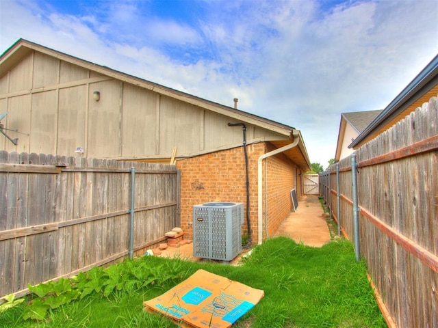 704 NW 137th St, Edmond, OK 73013 - view of outbuilding featuring a fenced backyard