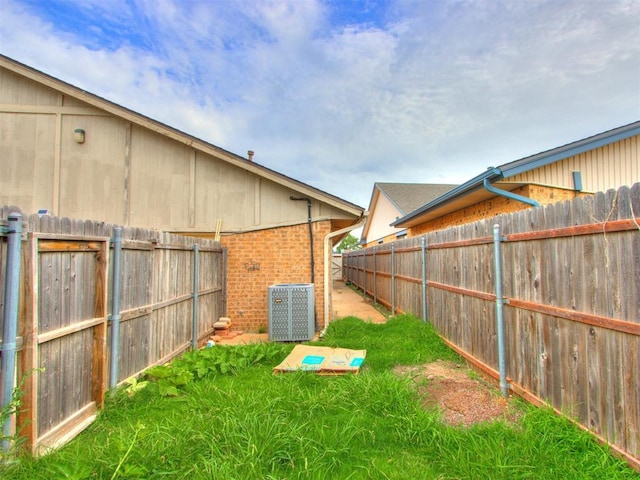 704 NW 137th St, Edmond, OK 73013 - view of fenced backyard