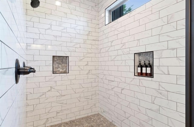 2105 Pine Hills Rd, Broken Bow, OK 74728 - full bath featuring tiled shower