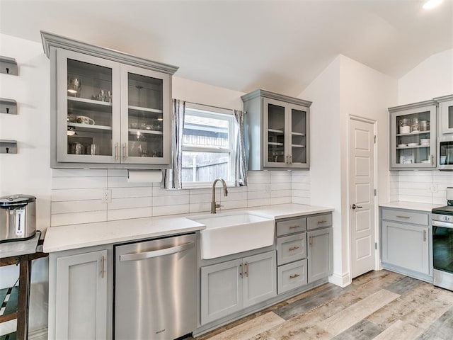 6516 SE 87th St, Oklahoma City, OK 73135 - kitchen with stainless steel appliances, gray cabinets, tasteful backsplash, light wood-style floors, and lofted ceiling