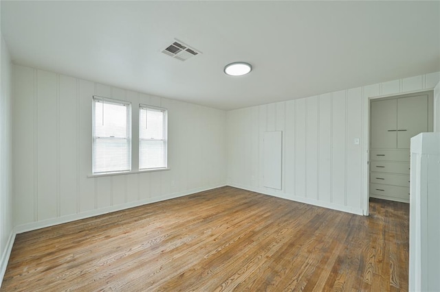 1200 NW 95th St, Oklahoma City, OK 73114 - empty room with wood finished floors and a decorative wall