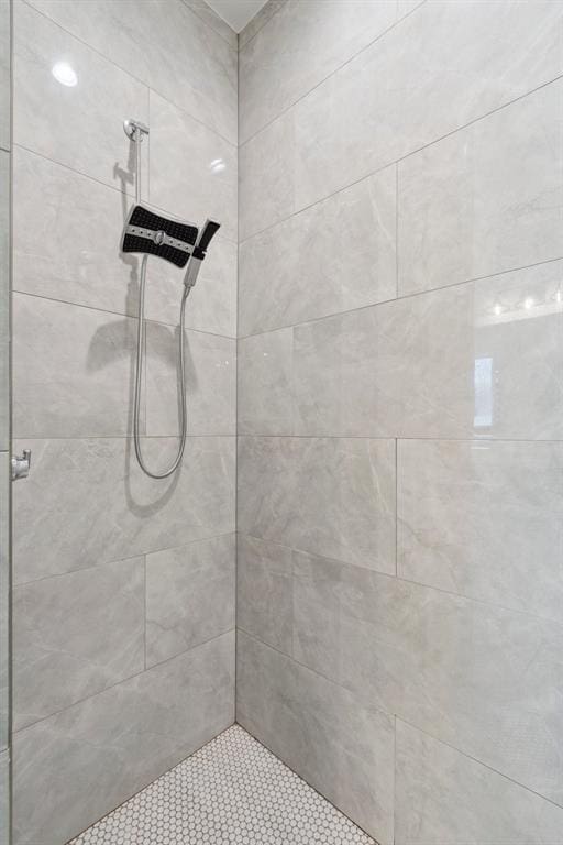 209 Pont Neuf Ct, Edmond, OK 73034 - full bathroom featuring tiled shower