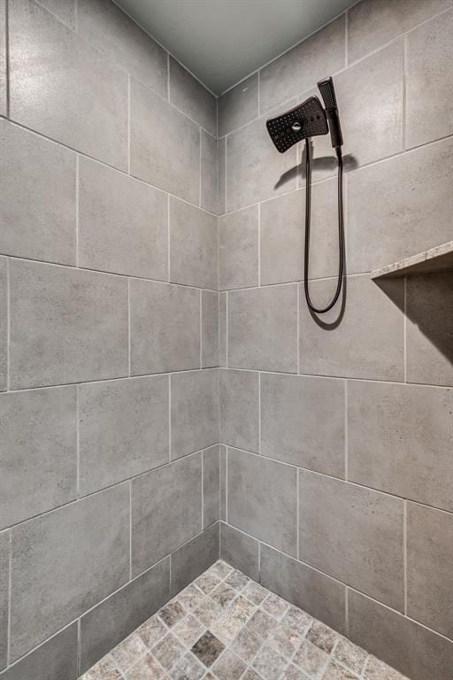 10824 NW 32nd Ter, Yukon, OK 73099 - bathroom featuring tiled shower