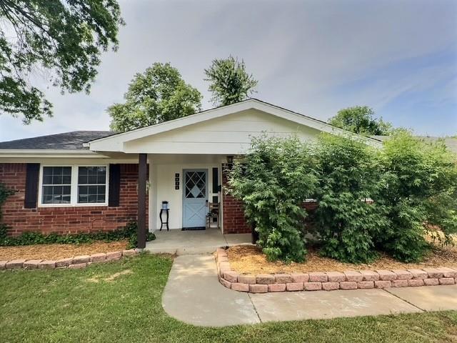 1024 E 12th St, Cushing, OK 74023 - view of front of house featuring brick siding