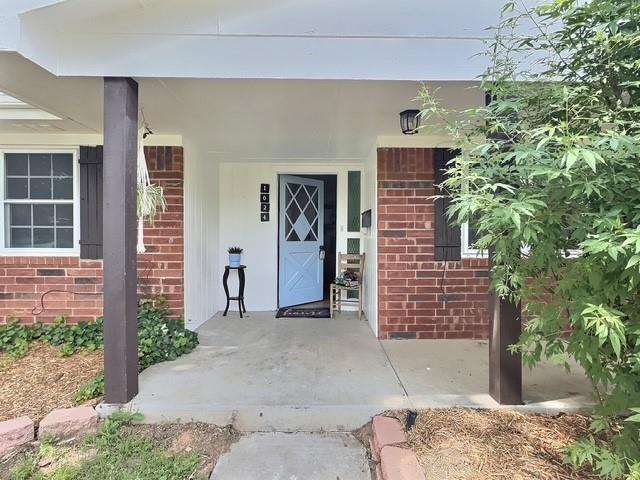 1024 E 12th St, Cushing, OK 74023 - view of exterior entry with brick siding