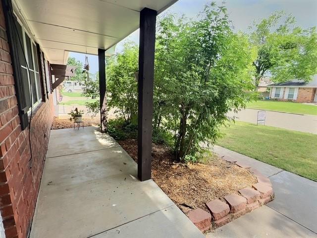 1024 E 12th St, Cushing, OK 74023 - view of patio