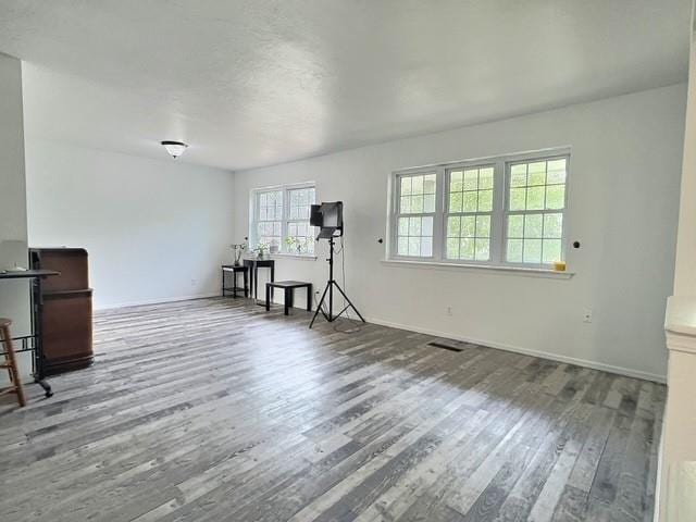 1024 E 12th St, Cushing, OK 74023 - living area featuring wood finished floors and baseboards