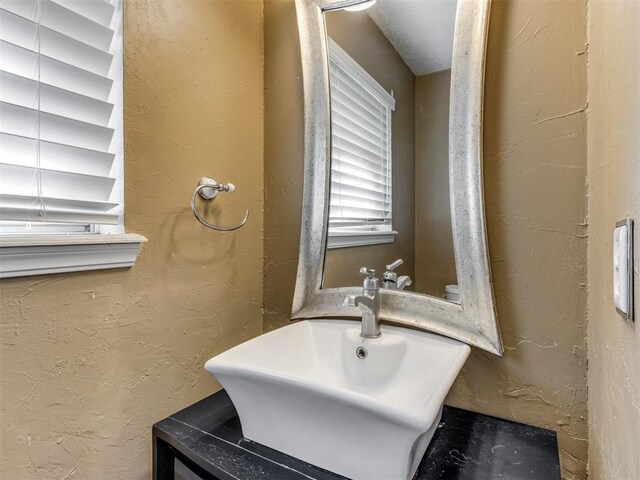 1800 Michael Dr, Edmond, OK 73013 - bathroom featuring a textured wall and a sink