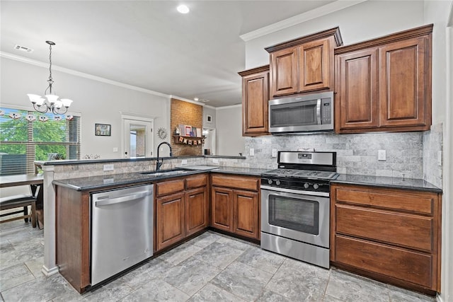 7324 Ridge Manor Ln, Oklahoma City, OK 73150 - kitchen with appliances with stainless steel finishes, a peninsula, crown molding, a chandelier, and decorative backsplash