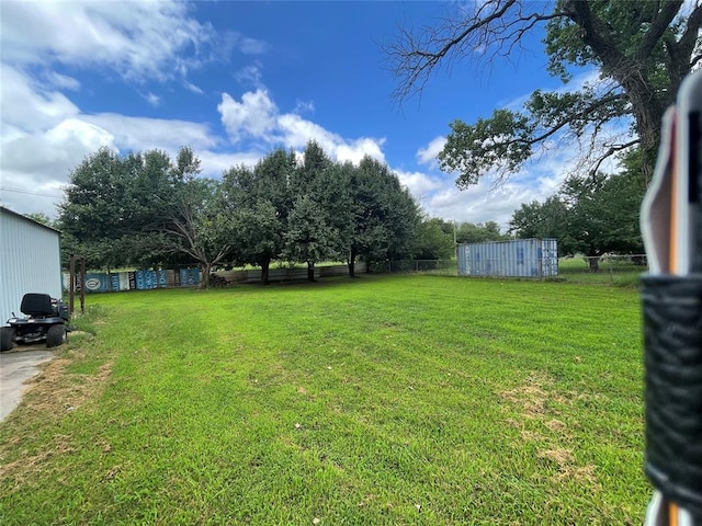 view of yard featuring a storage unit