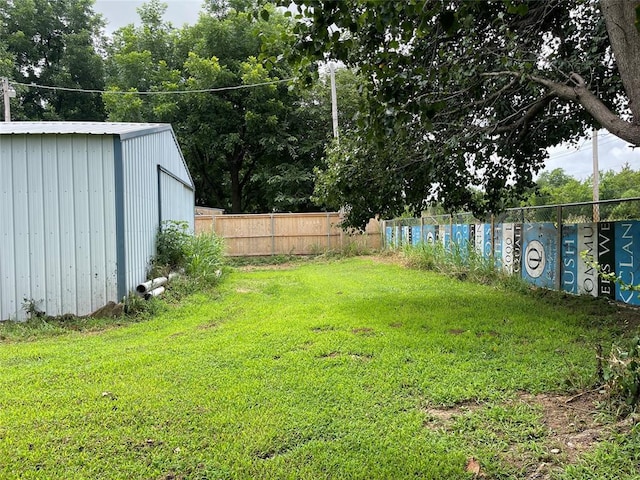 view of yard featuring an outdoor structure