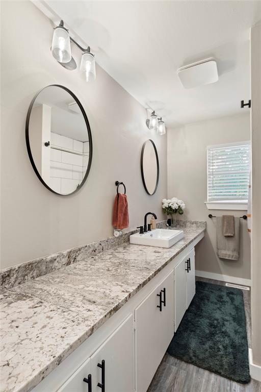 901 E Covell Rd, Edmond, OK 73034 - full bath featuring vanity and wood finished floors