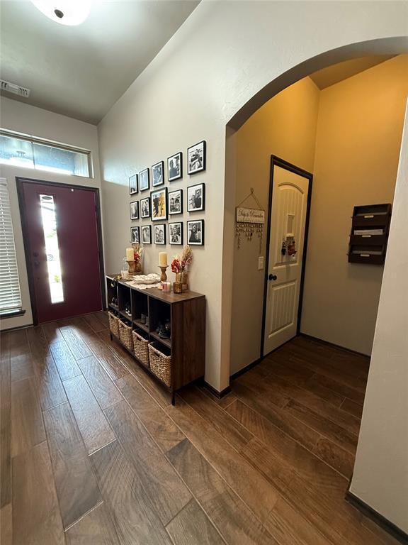 18641 Como Dr, Edmond, OK 73012 - foyer featuring arched walkways and dark wood-style flooring
