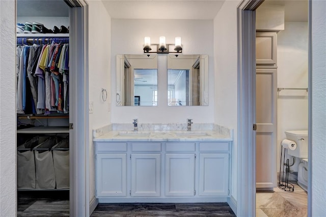 4400 Hemingway Dr Unit 259, Oklahoma City, OK 73118 - bathroom with double vanity and a walk in closet
