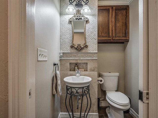 1718 Guilford Ln, Oklahoma City, OK 73120 - bathroom featuring toilet and baseboards