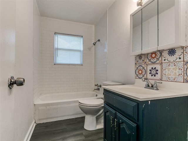 650 NW 5th St, Moore, OK 73160 - full bath featuring wood finished floors, vanity, washtub / shower combination, and a textured ceiling