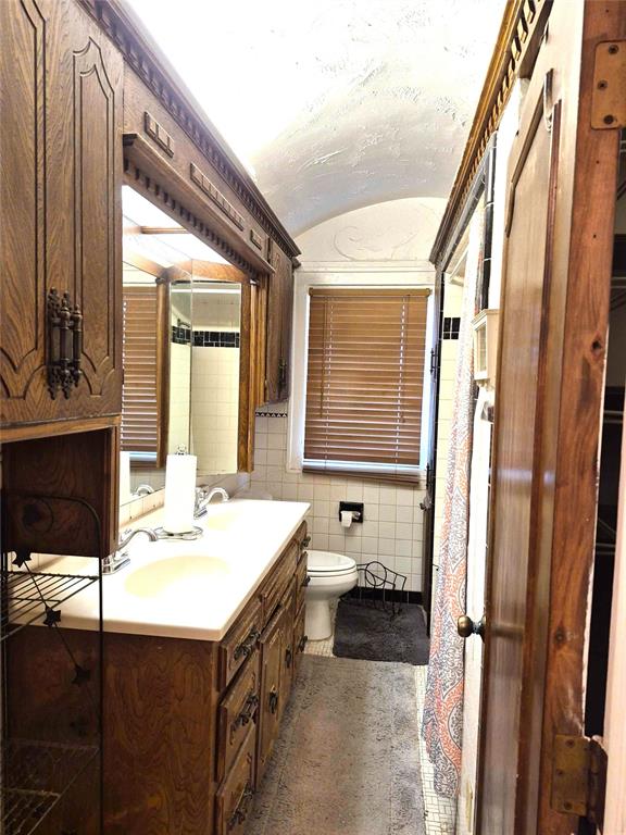 4300 N Butler Pl, Oklahoma City, OK 73118 - bathroom with double vanity and vaulted ceiling