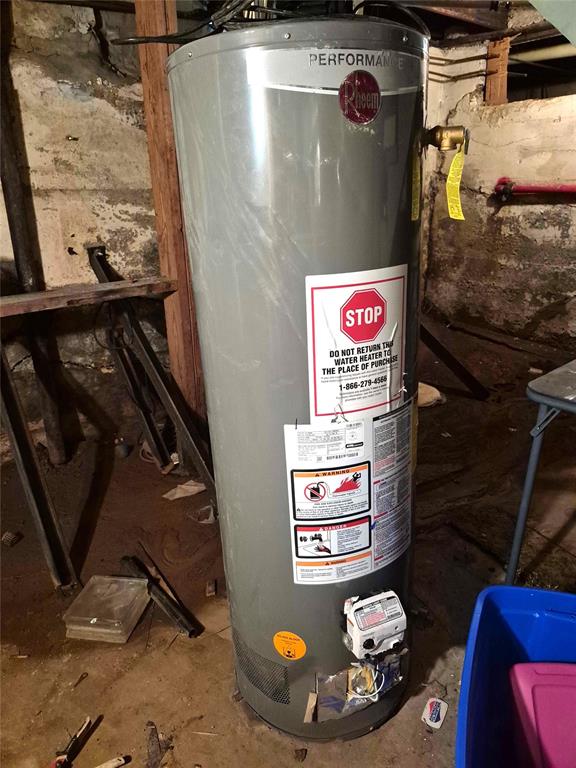 4300 N Butler Pl, Oklahoma City, OK 73118 - utilities featuring gas water heater