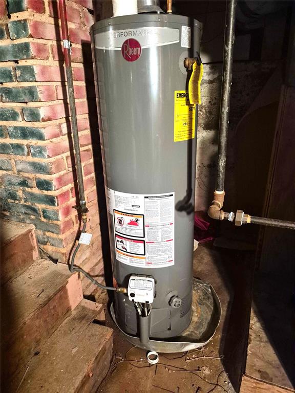 4300 N Butler Pl, Oklahoma City, OK 73118 - utilities with water heater