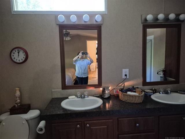 2908 Harber Loop Dr, Grove, OK 74344 - full bath with healthy amount of natural light, double vanity, and ceiling fan