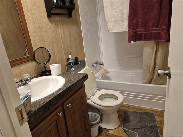2908 Harber Loop Dr, Grove, OK 74344 - full bathroom featuring vanity, shower / tub combo, and wood finished floors