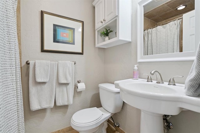 2633 Chaucer Dr, The Village, OK 73120 - bathroom with toilet and a shower with curtain