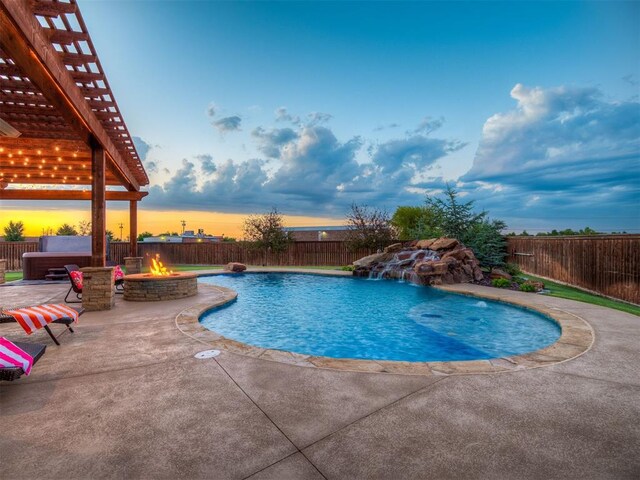 1470 Auburn Cir, Piedmont, OK 73078 - pool at dusk featuring a hot tub, a pergola, a patio area, a fenced backyard, and a fire pit