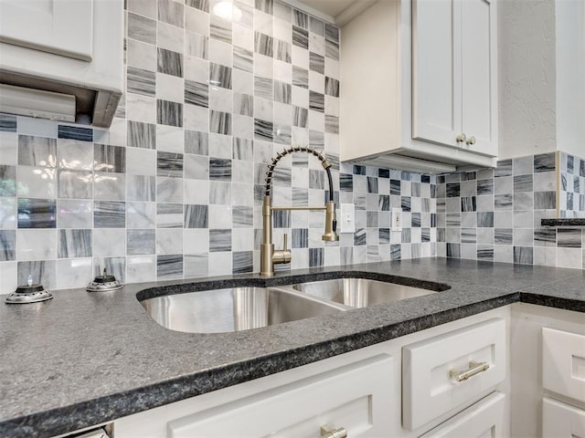1008 Bentbrook Pl, Norman, OK 73072 - kitchen featuring tasteful backsplash and white cabinetry