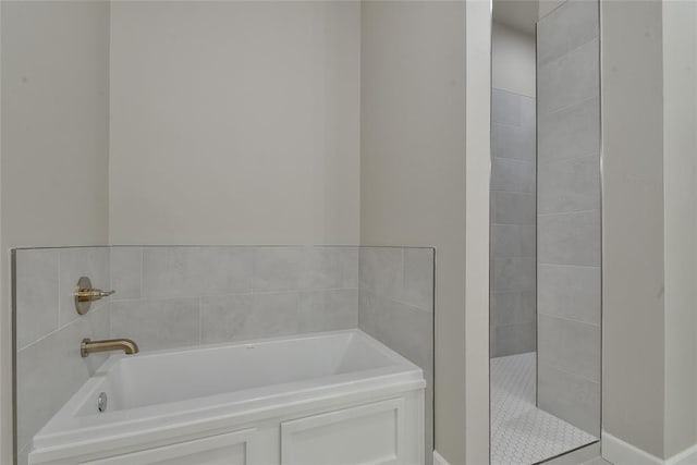 10617 Little Sallisaw Creek Dr, Yukon, OK 73099 - bathroom with a garden tub