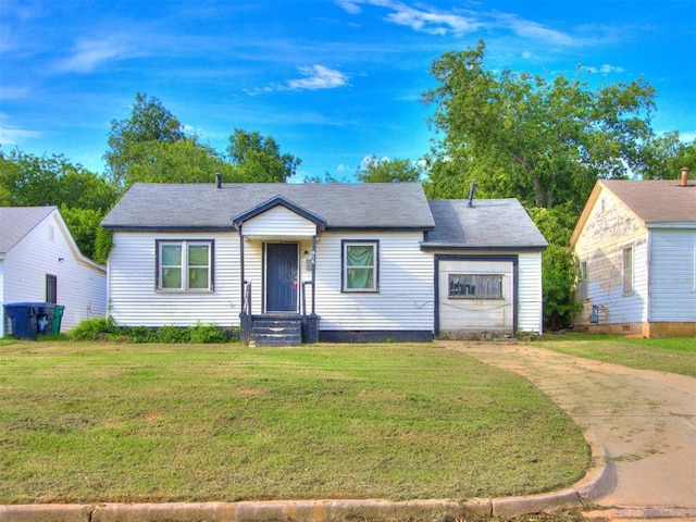 816 NE 31st St, Oklahoma City, OK 73105 - view of front of house featuring a front lawn