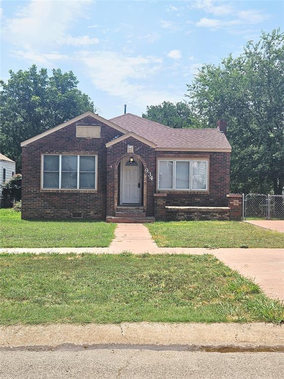 934 E Elm St, Altus, OK 73521 - bungalow-style home with brick siding and a chimney