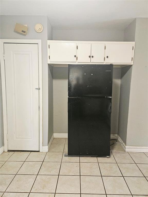934 E Elm St, Altus, OK 73521 - detailed view of freestanding refrigerator and a smoke detector