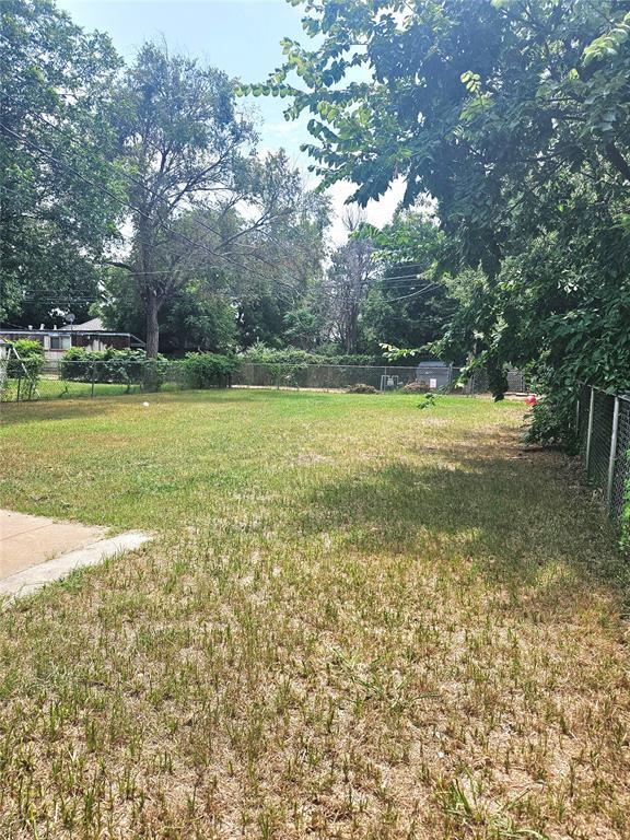 934 E Elm St, Altus, OK 73521 - view of yard