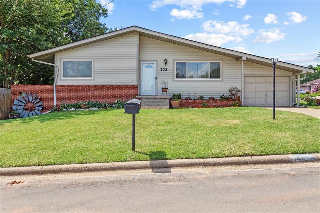 702 E Arlington Ave, Weatherford, OK 73096 - photo 1