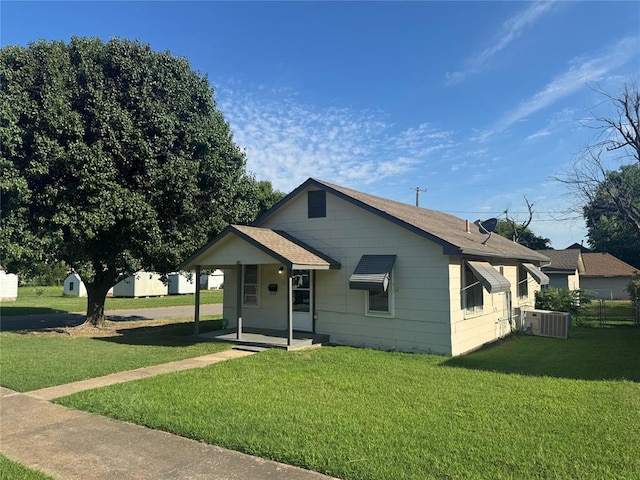 818 W Watts St, El Reno, OK 73036 - view of front of property featuring a front yard and a shingled roof