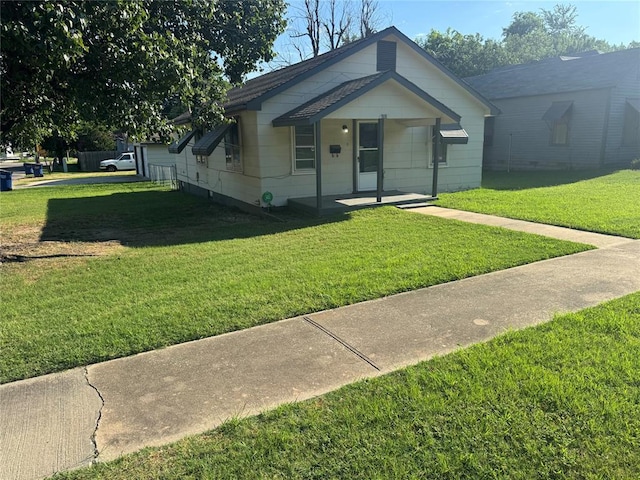 818 W Watts St, El Reno, OK 73036 - bungalow-style home featuring a front yard
