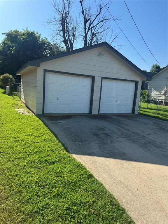 818 W Watts St, El Reno, OK 73036 - view of detached garage
