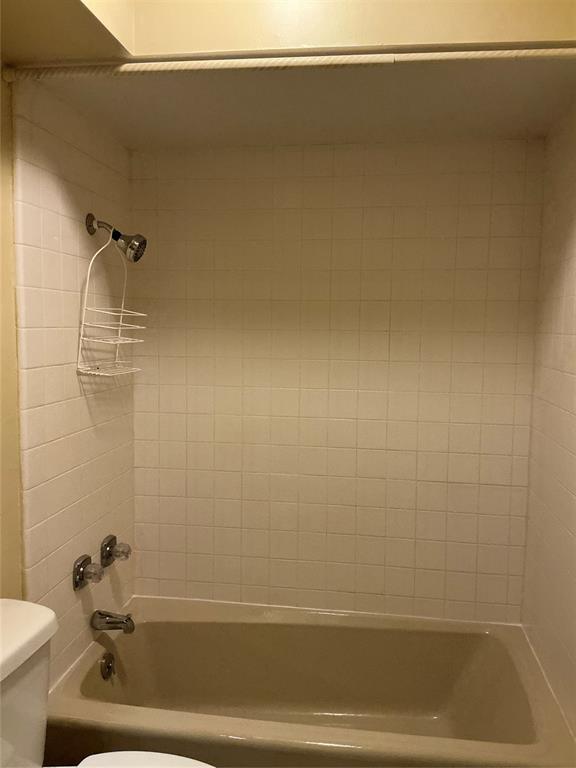 600 NW 4th St Unit 305N, Oklahoma City, OK 73102 - bathroom with toilet and  shower combination