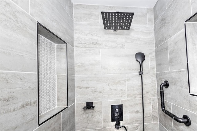 2299 Coretta Ave, Duncan, OK 73534 - bathroom featuring tiled shower