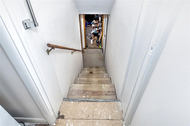 2299 Coretta Ave, Duncan, OK 73534 - stairs featuring a textured wall