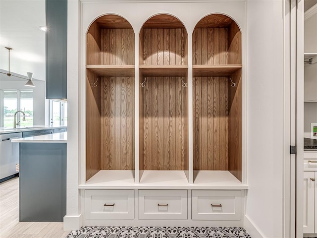 6881 Lake View Ct, Cashion, OK 73016 - mudroom featuring a sink