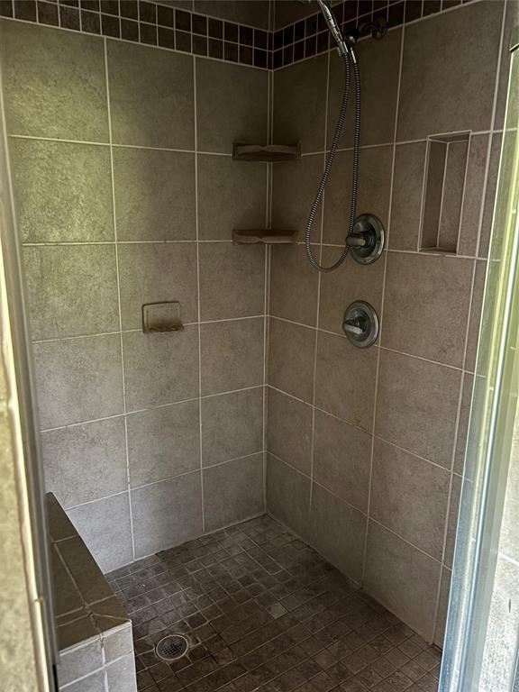 full bath with tiled shower