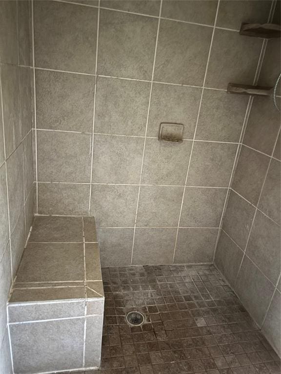 full bathroom featuring a tile shower