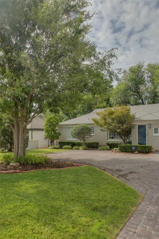 1114 Glenwood Ave, Nichols Hills, OK 73116 - view of front facade with decorative driveway and a front yard