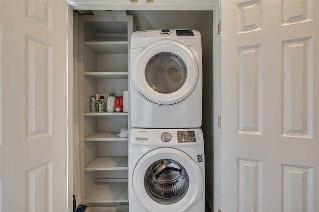 1114 Glenwood Ave, Nichols Hills, OK 73116 - laundry area with stacked washer / drying machine