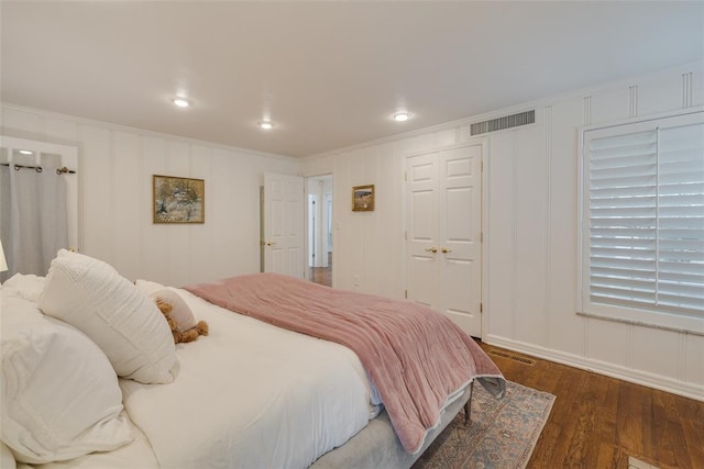1114 Glenwood Ave, Nichols Hills, OK 73116 - bedroom with wood finished floors, ornamental molding, a decorative wall, recessed lighting, and a closet